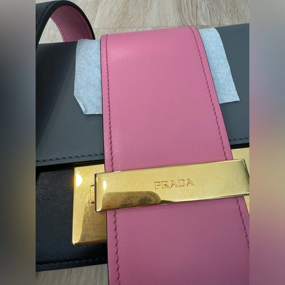 Prada Handbag / Clutch Multiple Use Like New Condition 💯 Authentic - Picture 2 of 6